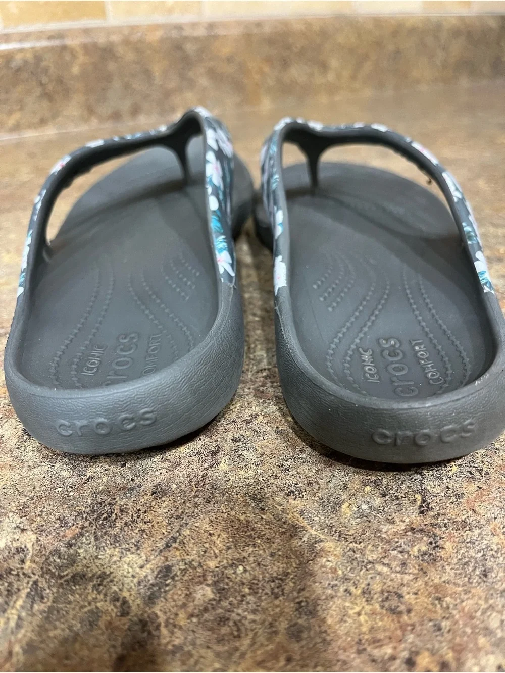 Crocs Kadee II Printed Floral Flip Flops Women’s 9 W9 Black Flower Sandals DESCR